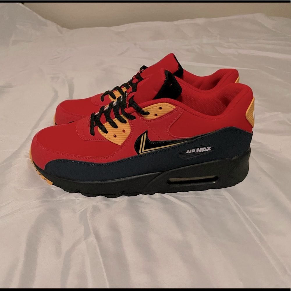 Nike Air Max 90 size 10. Brand new without box